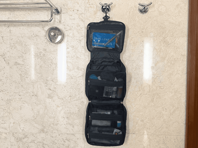 ホテルの洗面所に吊り下げた洗面ポーチ