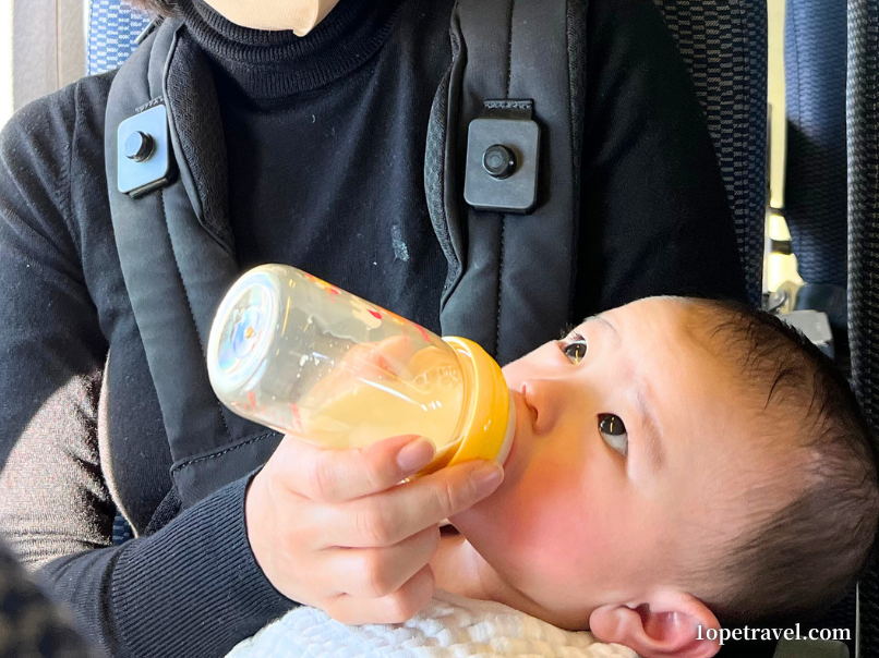 ミルク飲んでいる赤ちゃん
