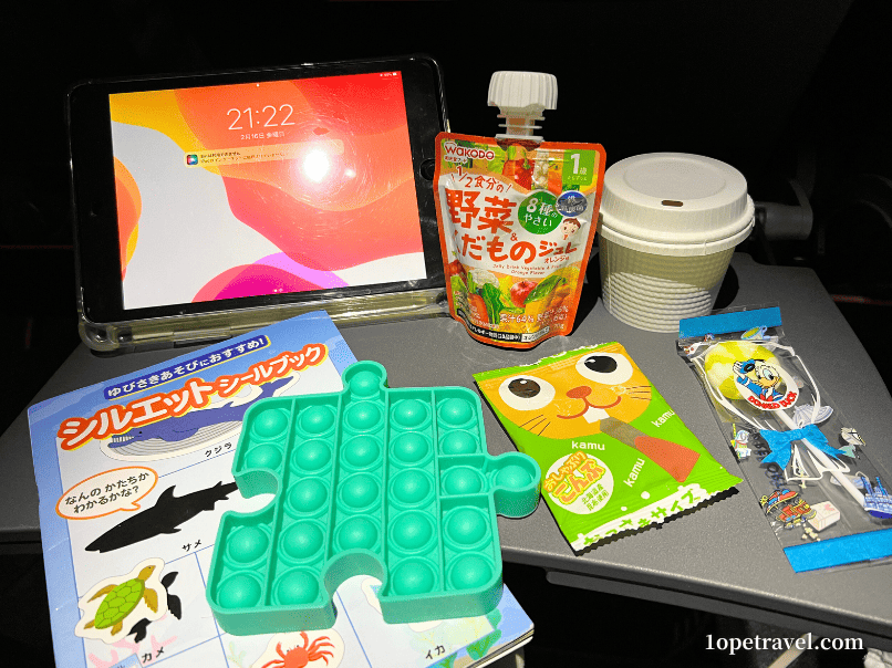 機内に持ち込んだおもちゃ、ipadとお菓子