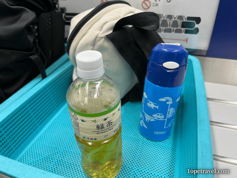 保安検査をした子ども用マグとペットボトル