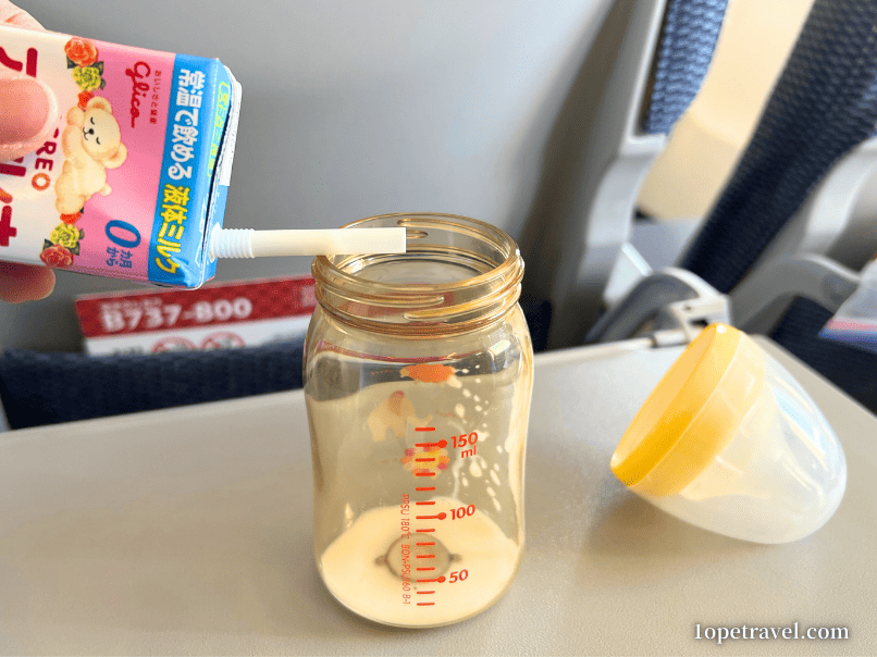 機内で液体ミルクを哺乳瓶に移している様子