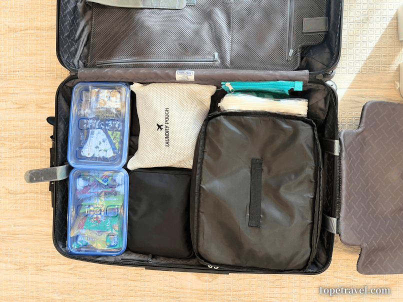 海外旅行の荷物をパッキングしている様子