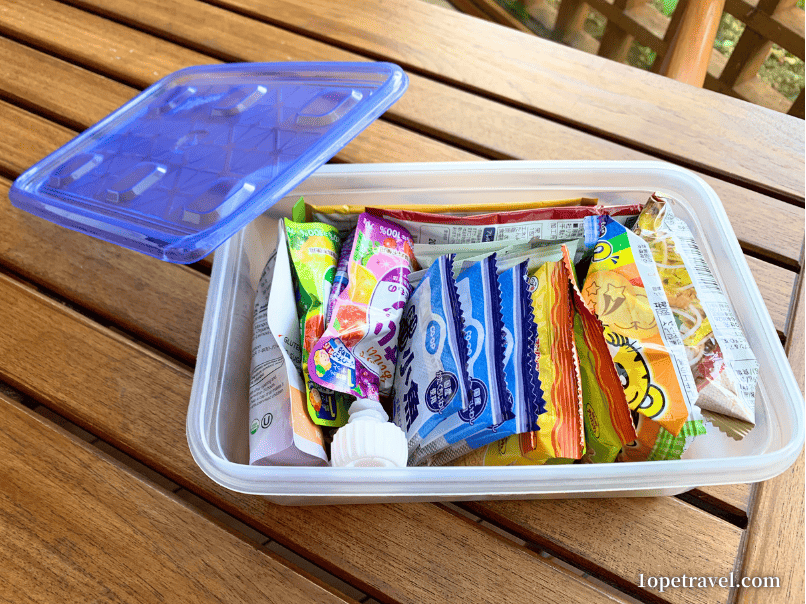 お菓子や食品を保存したジップロックコンテナー