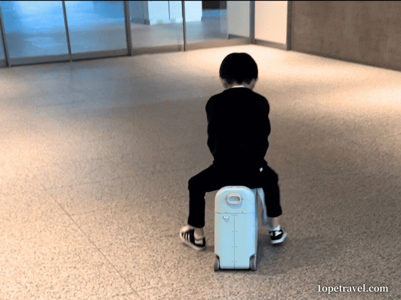子どもがジェットキッズに乗っている様子