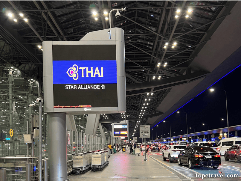 スワンナプーム国際空港前の歩道