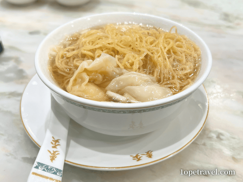 香港のエビワンタン麺　麺の下から現れたプリプリのエビワンタン