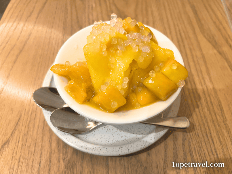 熟したマンゴーがたくさんのったかき氷