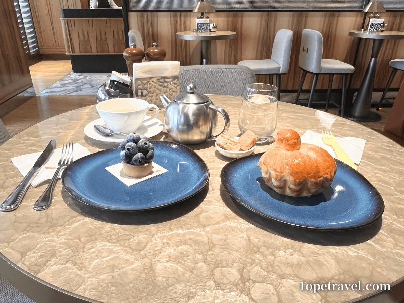 マンダリンオリエンタル香港 ケーキショップのブルーベリータルトとブリオッシュ