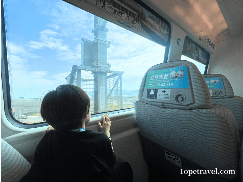 香港エクスプレスで香港島へ向かう車内の様子