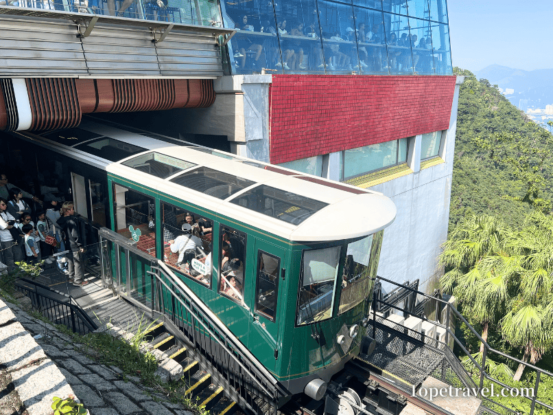 ビクトリアピークから発車するピークトラム