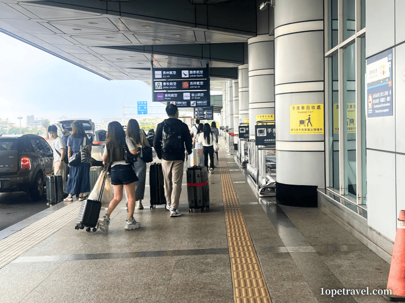 高雄空港3階 出発ロビーから外に出た時の様子