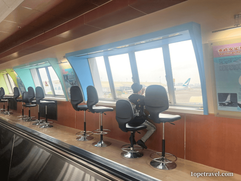 高雄空港 連絡通路にある椅子からは飛行機が眺められる