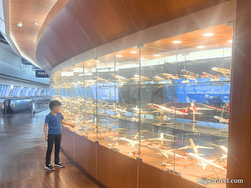 高雄空港 連絡通路にあるモデルプレーンの展示