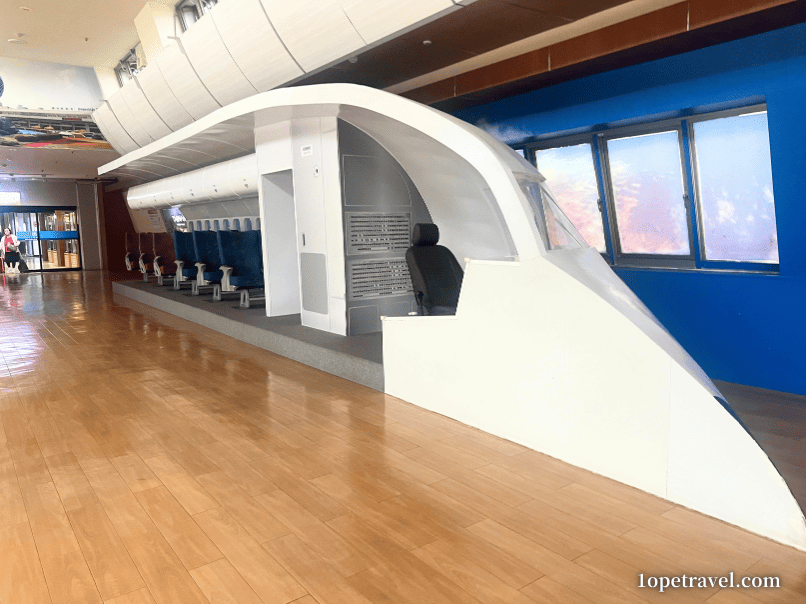 高雄空港 連絡通路にあるモックアップ