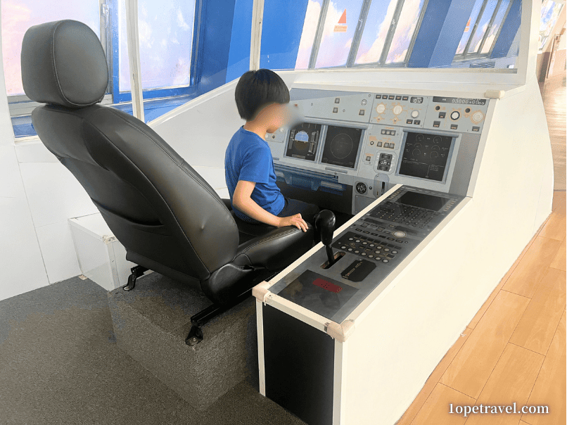高雄空港 モックアップ内のコックピット