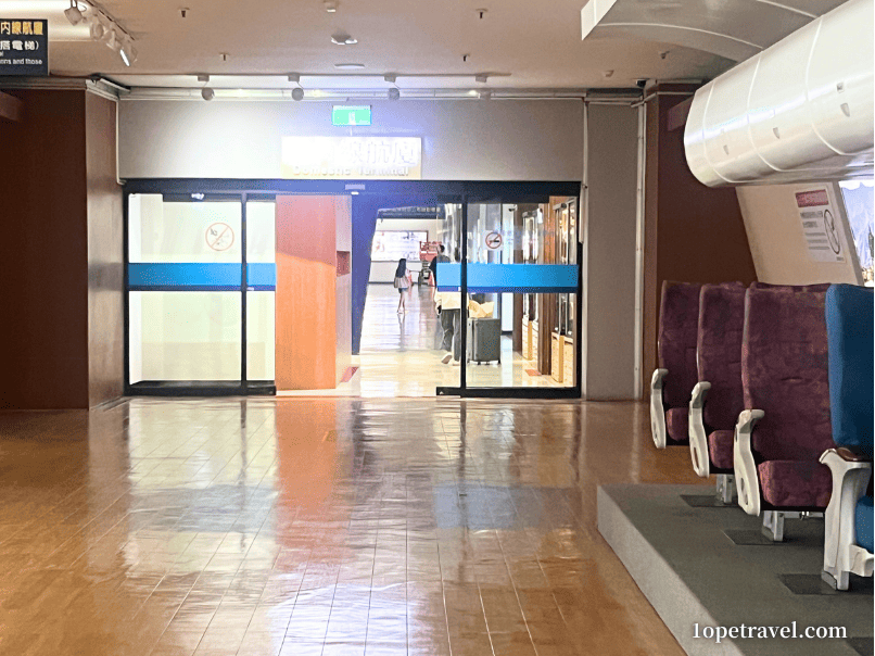 高雄空港 国内線へ向かう連絡通路