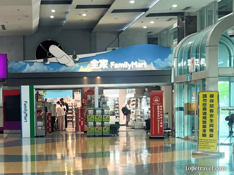 高雄空港1階到着ロビー ファミリーマート
