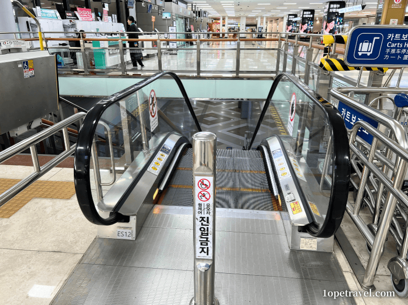 金浦空港到着ロビーGATE1付近のエスカレーター