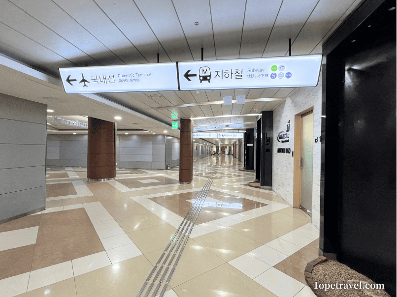 地下道内「国内線ターミナル」「地下鉄」の表示を左折する