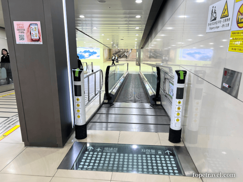 地下道（動く歩道）を進む