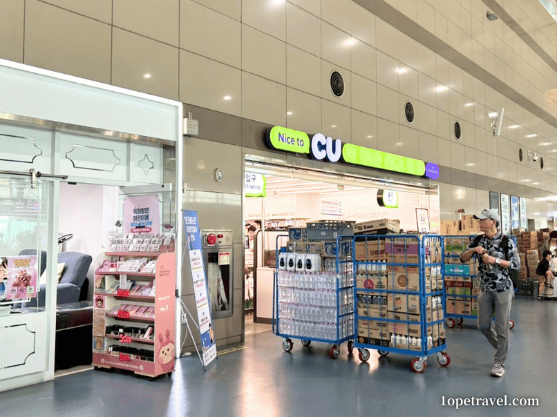 金海空港出国後エリア2階 コンビニCU